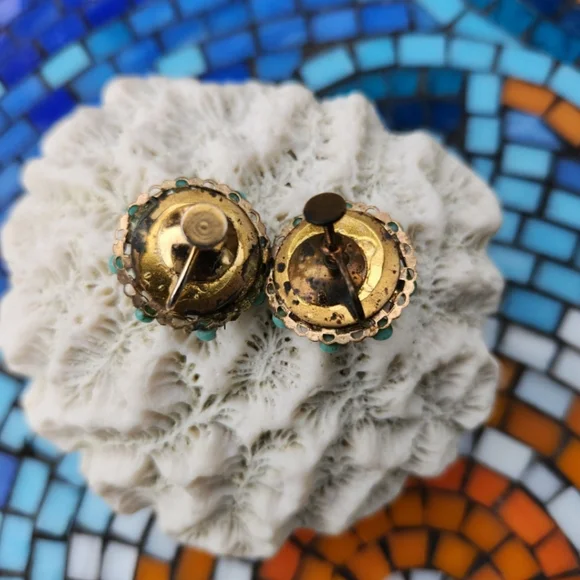 Vintage Milk Glass With Small Blue Glass Stones Screw On Eàrrings - Picture 2 of 7